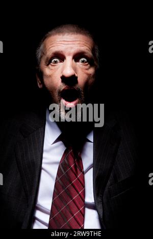 Ängstlicher, reifer Mann im Business-Anzug Stockfoto