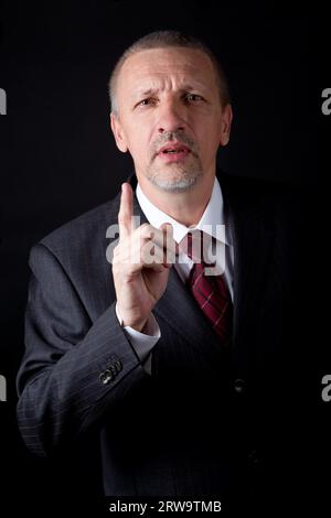 Unzufriedene Reife Geschäftsmann zeigen Missbilligung Geste Stockfoto