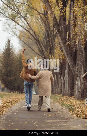 Multikulturelle Freundschaft von Menschen unterschiedlichen Alters. Freunde haben gemeinsam Spaß. Stockfoto