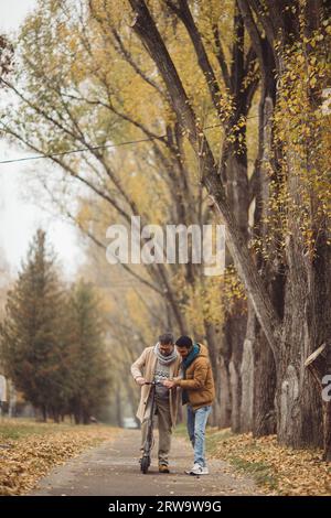 Multikulturelle Freundschaft von Menschen unterschiedlichen Alters. Freunde haben gemeinsam Spaß. Stockfoto