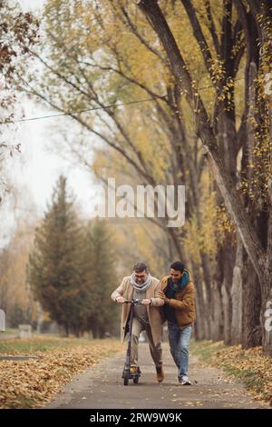 Multikulturelle Freundschaft von Menschen unterschiedlichen Alters. Freunde haben gemeinsam Spaß. Stockfoto