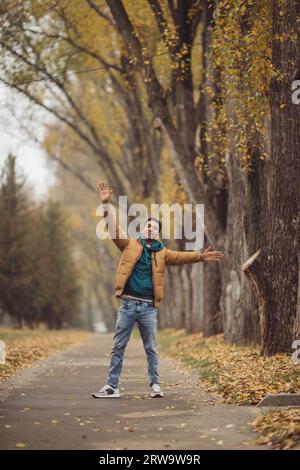 Multikulturelle Freundschaft von Menschen unterschiedlichen Alters. Freunde haben gemeinsam Spaß. Stockfoto