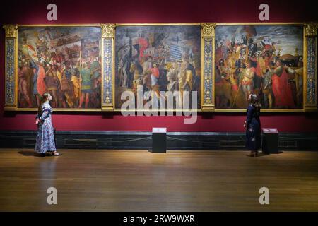 London UK. 18 . September 2023 . Vorschau auf die National Galleryof sechs monumentale Gemälde des italienischen Renaissancekünstlers Andrea Mantegna The Triumphs of Caesar aus der Royal Collection. Die Triumphe von Ceasar zeigen, dass der alte römische Herrscher Julius Caesar (ab etwa 102-44 v. Chr.) von seinem erfolgreichen Feldzug zurückkehrte Stockfoto