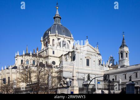 Almudena-Kathedrale (Kathedrale der Heiligen Maria der Royal La Almudena) in Madrid, Spanien Stockfoto