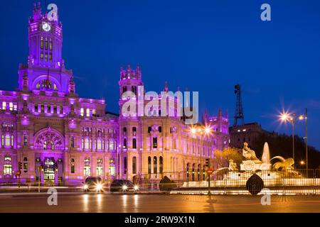 Palacio de Comunicaciones und der Cibeles-Brunnen auf der Plaza de Cibeles beleuchtet in der Nacht in der Stadt von Madrid, Spanien Stockfoto