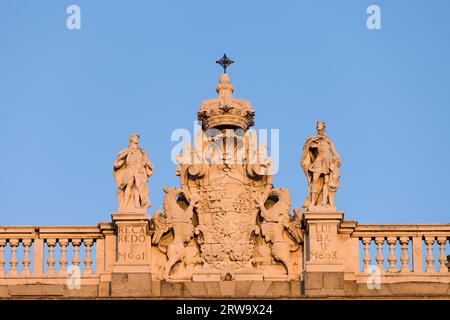 Reccared II und Liuva II., westgotische Könige, flankiert von den Wappen Spaniens, Spitze der königlichen Palastfassade (Ostseite) architektonisches Detail in Madrid, Spanien Stockfoto