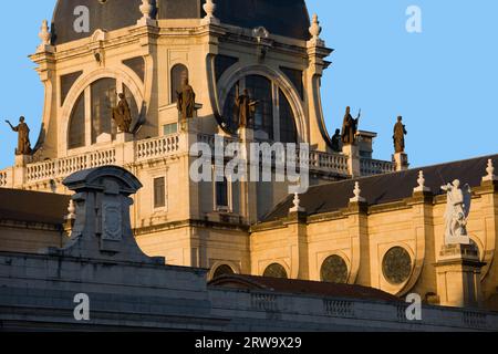 Almudena-Kathedrale (Kathedrale der Heiligen Maria der Royal La Almudena) Architekturdetails in Madrid, Spanien Stockfoto
