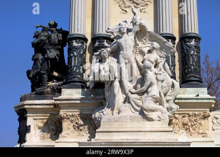 Reich geschmückter unterer Teil des Monuments für König Alfonso XII mit der Statue El Progreso (Progress) im Retiro Park, Madrid, Spanien Stockfoto