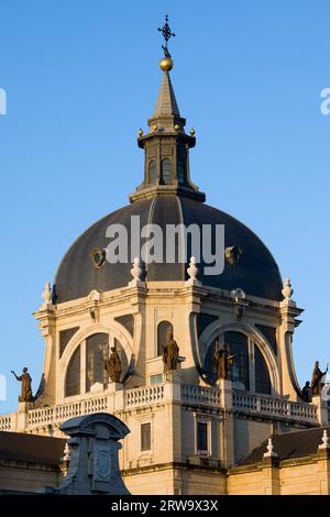 Kuppel der Almudena Kathedrale (Kathedrale der Heiligen Maria der Royal La Almudena) in Madrid, Spanien Stockfoto