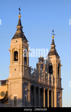 Almudena-Kathedrale (Kathedrale der Heiligen Maria Royal La Almudena) Glockentürme in Madrid, Spanien Stockfoto