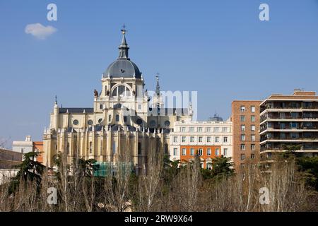 Almudena-Kathedrale (Kathedrale der Heiligen Maria der Royal La Almudena) in Madrid, Spanien Stockfoto