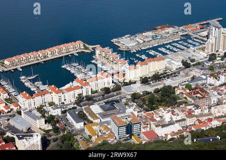 Luftaufnahme des Hafens von Gibraltar und der Wohnsiedlungen im südlichen Teil der Iberischen Halbinsel Stockfoto