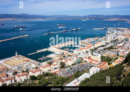 Malerischer Blick von oben über die Bucht von Gibraltar und die Stadt, Südspanien am Horizont Stockfoto