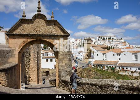 Der Bogen Felipe V (Spanisch: Arco de Felipe V) bis zur Alten Brücke (Spanisch: Puente Viejo) in Ronda, Andalusien, Provinz Malaga, Spanien Stockfoto