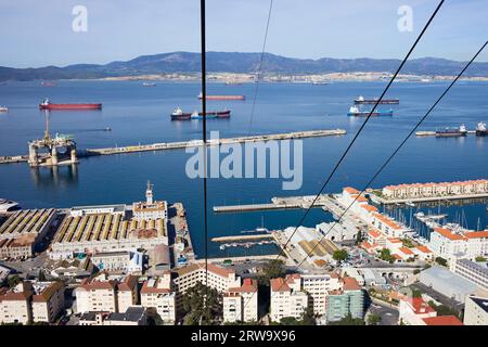 Blick von einer Seilbahn auf die Stadtlandschaft von Gibraltar Stadt und Bucht Stockfoto