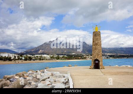 Steinleuchter an der malerischen Costa del Sol in Puerto Banus in der Nähe von Marbella in Spanien, Südandalusien, Provinz Malaga Stockfoto