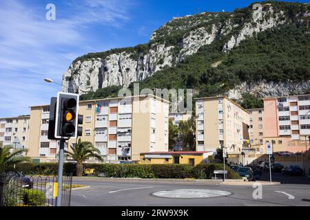 Apartmenthäuser am Fuße des Gibraltar Rock Stockfoto