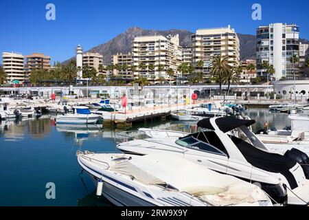 Hafen im Ferienort Marbella, beliebtes Urlaubsziel in Südspanien, Region Andalusien, Provinz Malaga Stockfoto