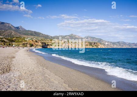 Strand von Burriana in Nerja, Costa del Sol, Andalusien, Provinz Malaga, Spanien Stockfoto