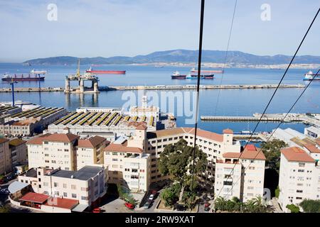 Blick von einer Seilbahn auf die Stadtlandschaft von Gibraltar Stadt und Bucht Stockfoto