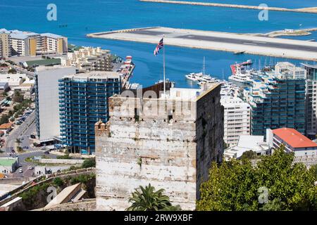 Mittelalterlicher maurischer Ehrenturm, Appartementhäuser und Flughafenlaufbahn in Gibraltar Stockfoto