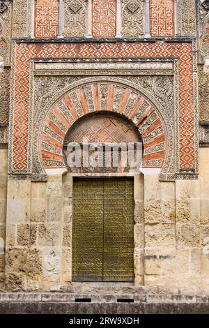 St. Stephanstor (Spanisch: Puerta de San Esteban) zur Mezquita (Kathedrale von St. Maria der Himmelfahrt) in Cordoba, Spanien Stockfoto