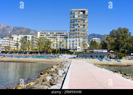 Pier-, Strand- und Apartmenthäuser in Marbella an der Costa del Sol in Spanien, Andalusien, Provinz Malaga Stockfoto