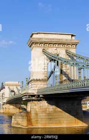 Die Szechenyi-Kettenbrücke (Ungarisch: Lanchid) aus dem 19. Jahrhundert ist ein historisches Wahrzeichen in Budapest, Ungarn Stockfoto