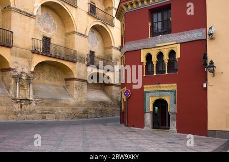 Blick vom Plaza del Triunfo auf die historische Fassade der Kathedrale von Mezquita und das Gebäude im Mudejar-Stil in der Altstadt von Cordoba, Spanien Stockfoto