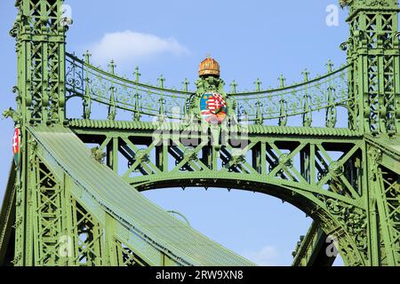 Nahaufnahme der Freiheitsbrücke (Ungarisch Szabadsag Hid) aus dem 19. Jahrhundert mit Wappen in Budapest, Ungarn Stockfoto