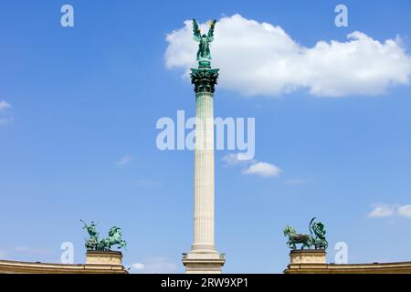 Millenniums-Denkmal auf dem Heldenplatz in Budapest, Ungarn, mit Statue des Erzengels Gabriel auf der korinthischen Säule, flankiert von Frieden und Kriegscharriots Stockfoto