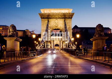 Stadt Budapest in Ungarn nächtliche Stadtlandschaft, Straße auf der Szechenyi Kettenbrücke (Ungarisch: Szechenyi lanchid) Stockfoto