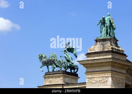 Millennium-Denkmal auf dem Heldenplatz in Budapest, Ungarn mit Statuen, die Frieden, Wissen und Herrlichkeit symbolisieren (oben auf der rechten Kolonnade) Stockfoto