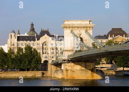 Szechenyi-Kettenbrücke aus dem 19. Jahrhundert und Jugendstilarchitektur im Gresham-Palast in Budapest, Ungarn Stockfoto