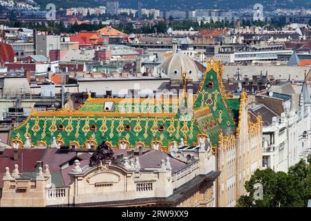 Dächer historischer Wohnhäuser, Mietshäuser in der Altstadt von Budapest, Ungarn Stockfoto