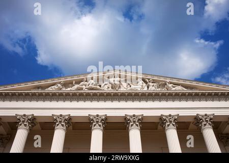 Neoklassizistisches ungarisches Nationalmuseum aus dem 19. Jahrhundert architektonische Details, Tympanon mit Reliefs in dreieckigem Giebel auf korinthischen Säulen in Stockfoto