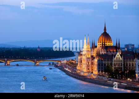 Ungarisches Parlamentsgebäude und Donau am Abend in Budapest, Ungarn Stockfoto