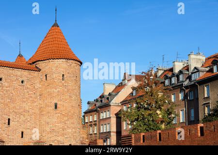 Barbikanische Befestigungs- und Mietshäuser in der Altstadt von Warschau, Polen Stockfoto