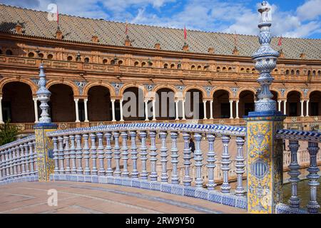 Brückengeländer mit gemalten Azulejos-Fliesen auf der Plaza de Espana in Sevilla, Spanien Stockfoto