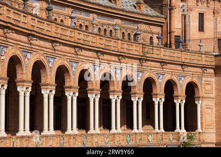 Kolonnade des Plaza de Espana Pavillons in Sevilla, Andalusien, Spanien Stockfoto