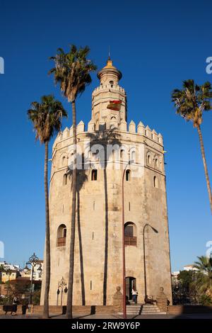 Torre del Oro (Goldturm), mittelalterliches Wahrzeichen aus dem frühen 13. Jahrhundert in Sevilla, Spanien, Andalusien Stockfoto