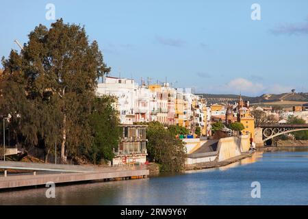 Traditionelle Appartementhäuser im Viertel Triana am Fluss Guadalquivir in Sevilla, Andalusien, Spanien Stockfoto