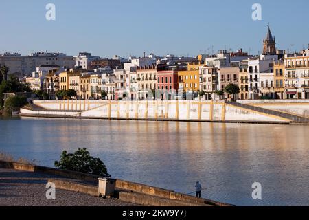 Traditionelle Häuser am Fluss Guadalquivir in Sevilla, Andalusien, Spanien Stockfoto