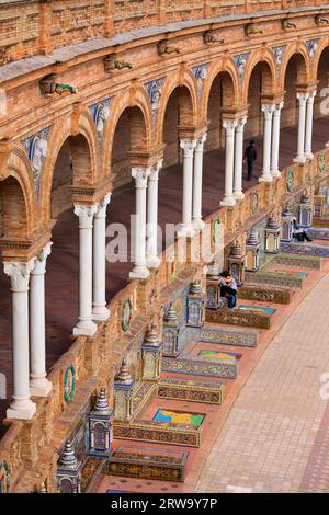 Kolonnade und Fliesenbänke des Plaza de Espana Pavillons in Sevilla, Andalusien, Spanien Stockfoto