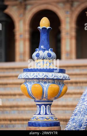 Bemalte, glasierte Fassade einer Brückengeländer, Azulejo Keramikfliesen, Lage an der Plaza de Espana, Sevilla, Spanien Stockfoto