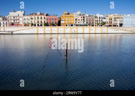 Skyline der Stadt Sevilla, Reihenhäuser des Viertels Triana, Ufer des Flusses Guadalquivir, Andalusien, Spanien Stockfoto