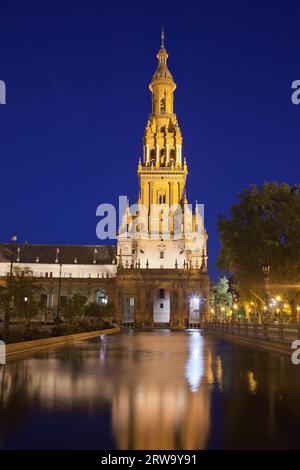 Turm auf der Plaza de Espana (Platz Spaniens) bei Nacht in Sevilla, Andalusien, Spanien Stockfoto