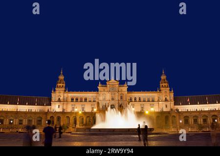 Plaza de Espana (Platz Spaniens) Pavillon und Brunnen bei Nacht in Sevilla, Andalusien, Spanien Stockfoto