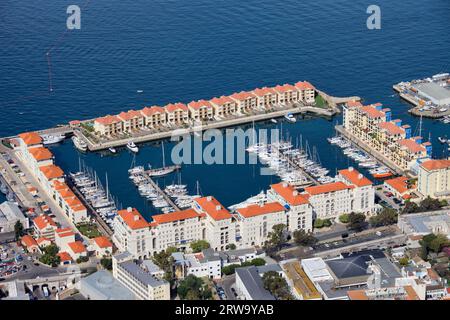 Stadt Gibraltar, Yachthafen und neue Mehrfamilienhäuser Stockfoto