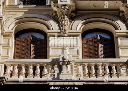 Altes Apartmentgebäude mit Balkon und Bogenfenstern in Madrid, Spanien Stockfoto